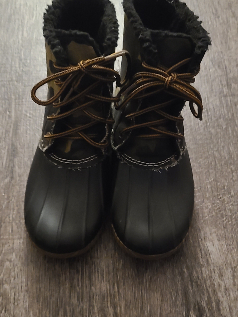 Size 6 Women's Camo rain/snow boots two tone style preloved